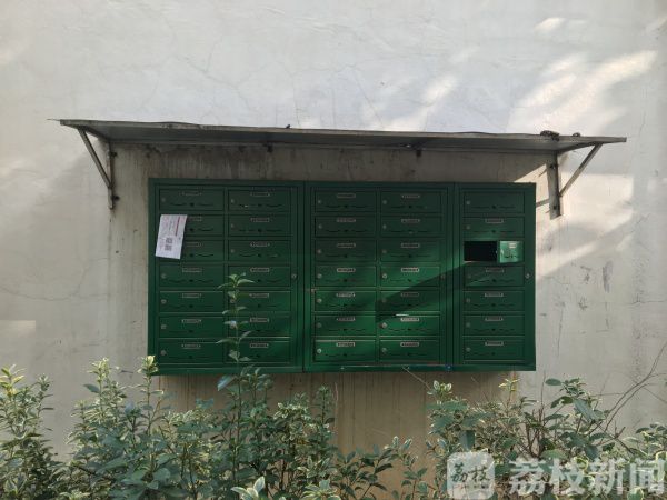 墻角的舊信報(bào)箱